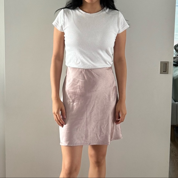 Pink satin skirt - Picture 2 of 3